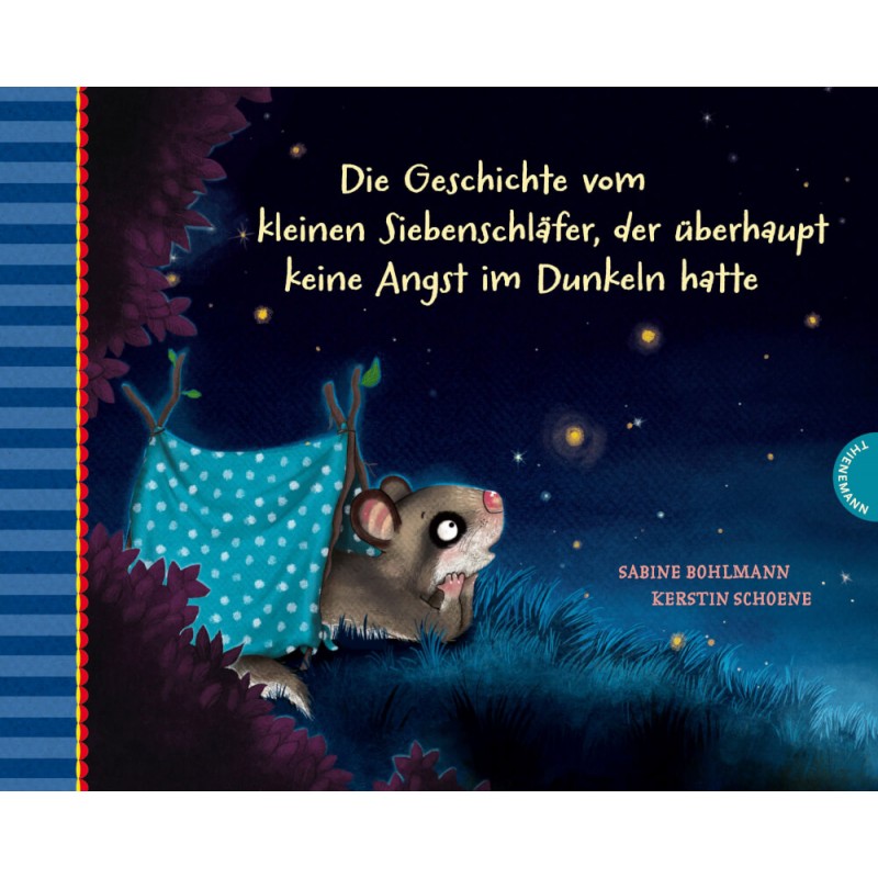 Eine kleine Schlafmaus sitzt neben einem blau gepunkteten Zelt und blickt unter den Sternenhimmel nach oben.