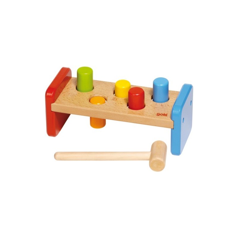 Bunte Holzklopfbank mit Stiften und kleinem Hammer auf weißem Hintergrund.