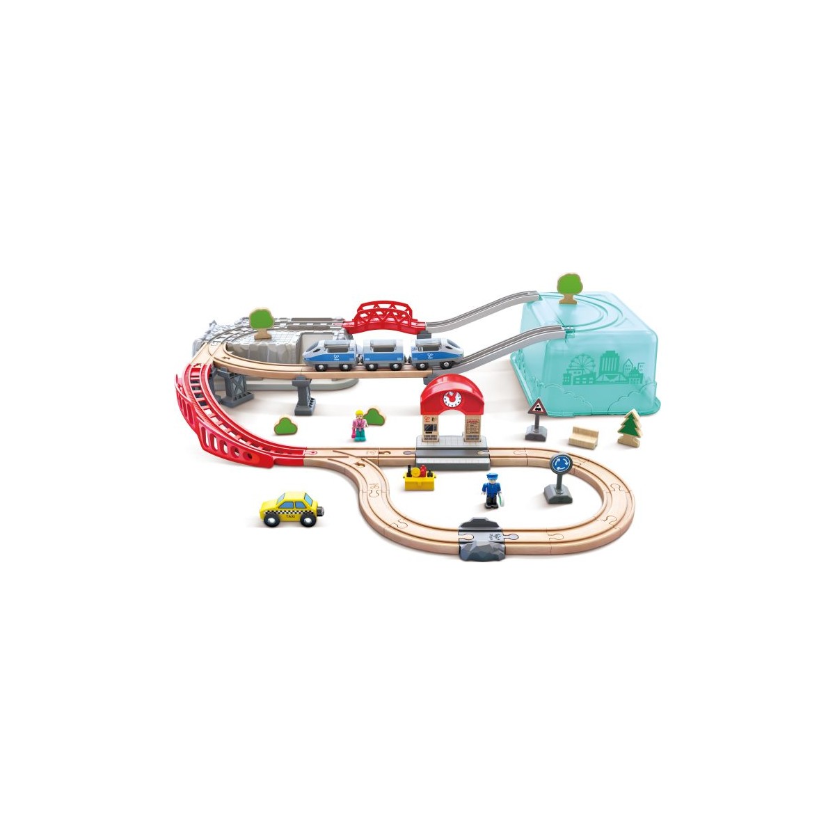 Holzeisenbahn-Set mit Schienen, Brücke, Tunnel, Gebäuden, Bäumen, Figuren und gelbem Auto auf weißem Hintergrund.