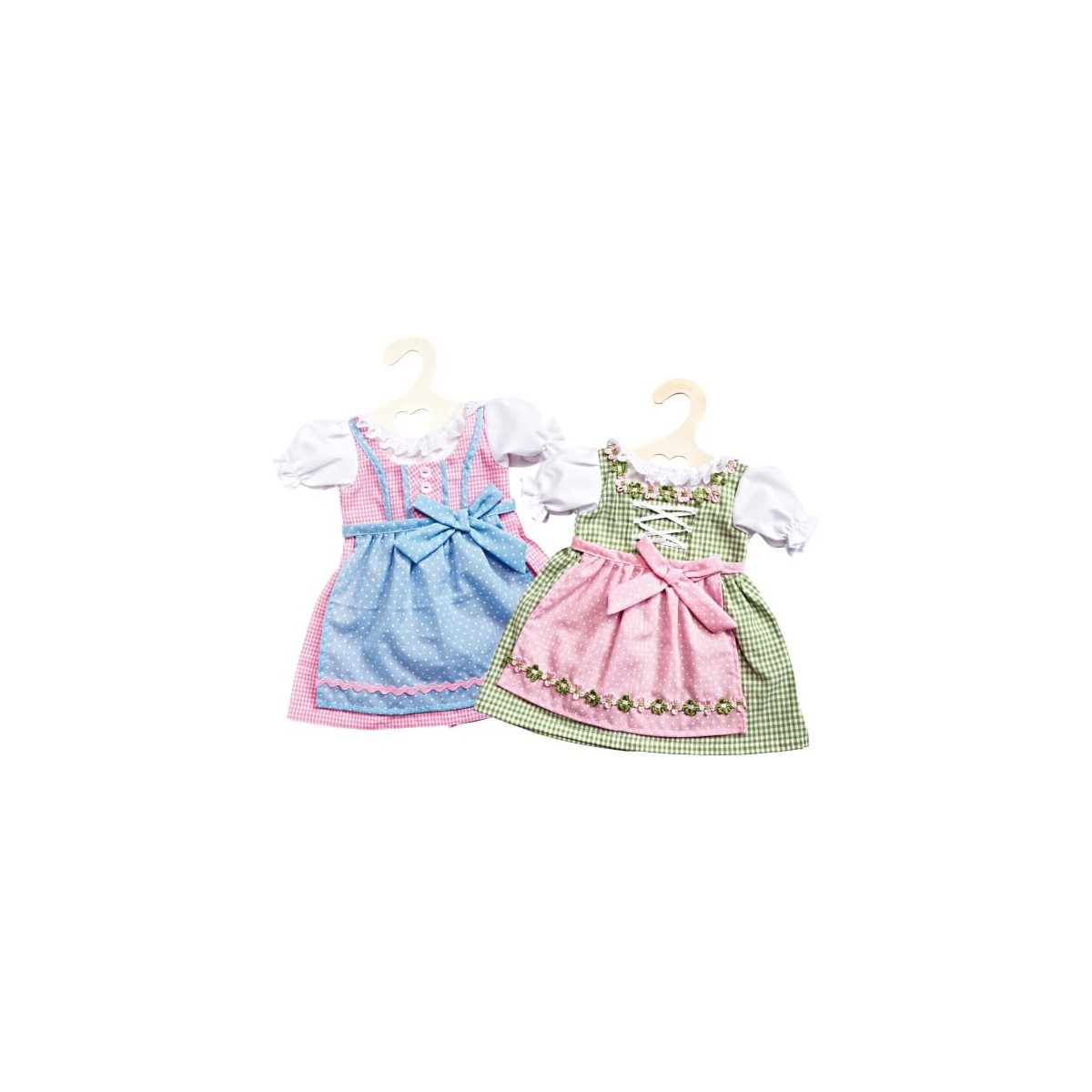 Zwei kleine traditionelle Kleider mit Schürzen und Blumenmustern: eins blau-pink, eins grün-pink, auf Bügeln.