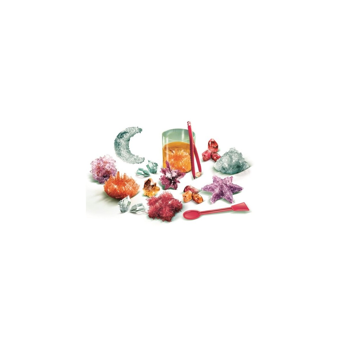 Bunte Kristallformen und -cluster mit Glas, rotem Löffel und Rührstab auf weißem Hintergrund ausgestellt.