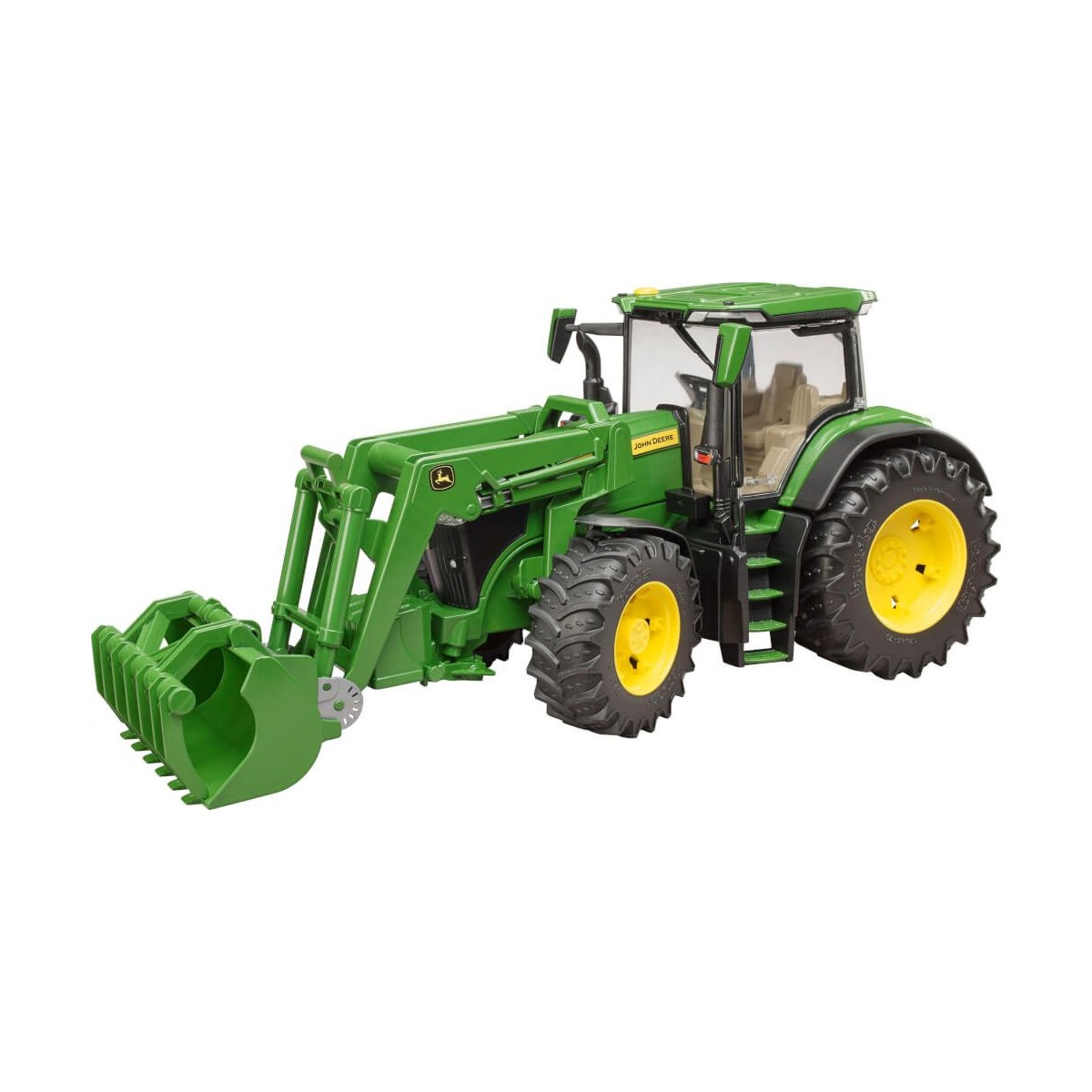 Grüner Spielzeugtraktor mit gelben Rädern und Frontlader, freigestellt vor weißem Hintergrund.