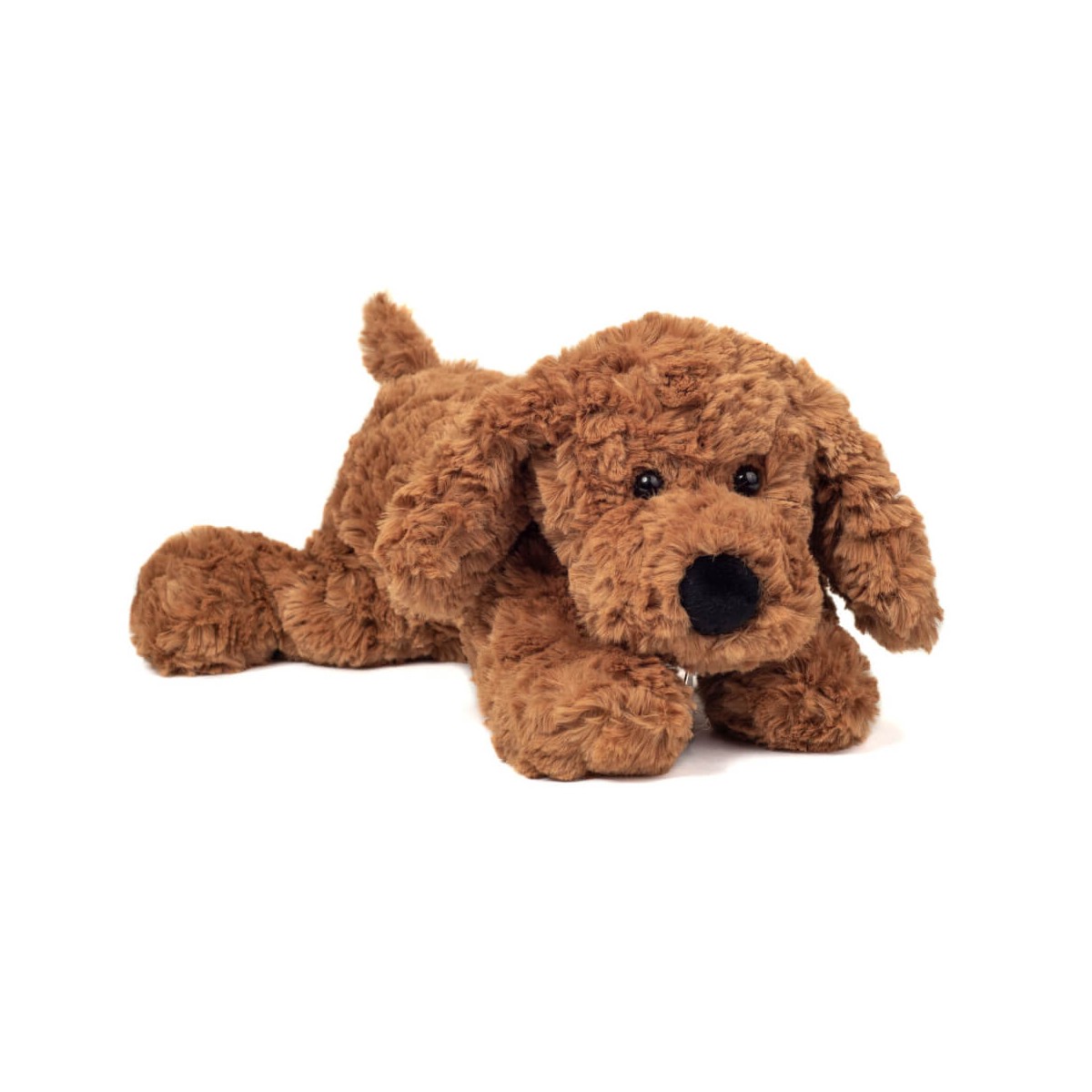 Ein brauner Plüschhund mit Schlappohren liegt auf weißem Untergrund.