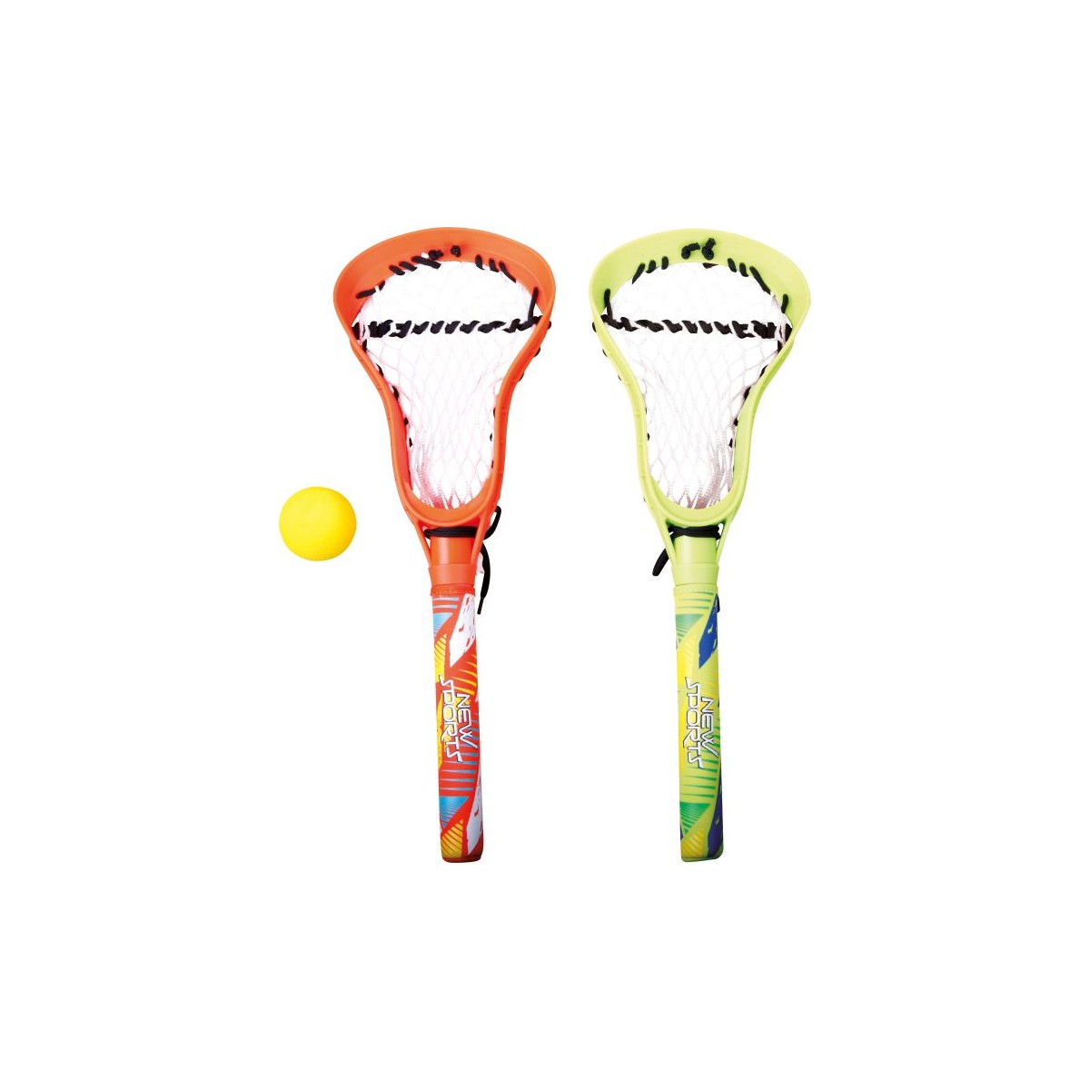 Zwei bunte Lacrosse-Schläger (orange und gelb) sowie ein gelber Ball liegen auf weißem Hintergrund.
