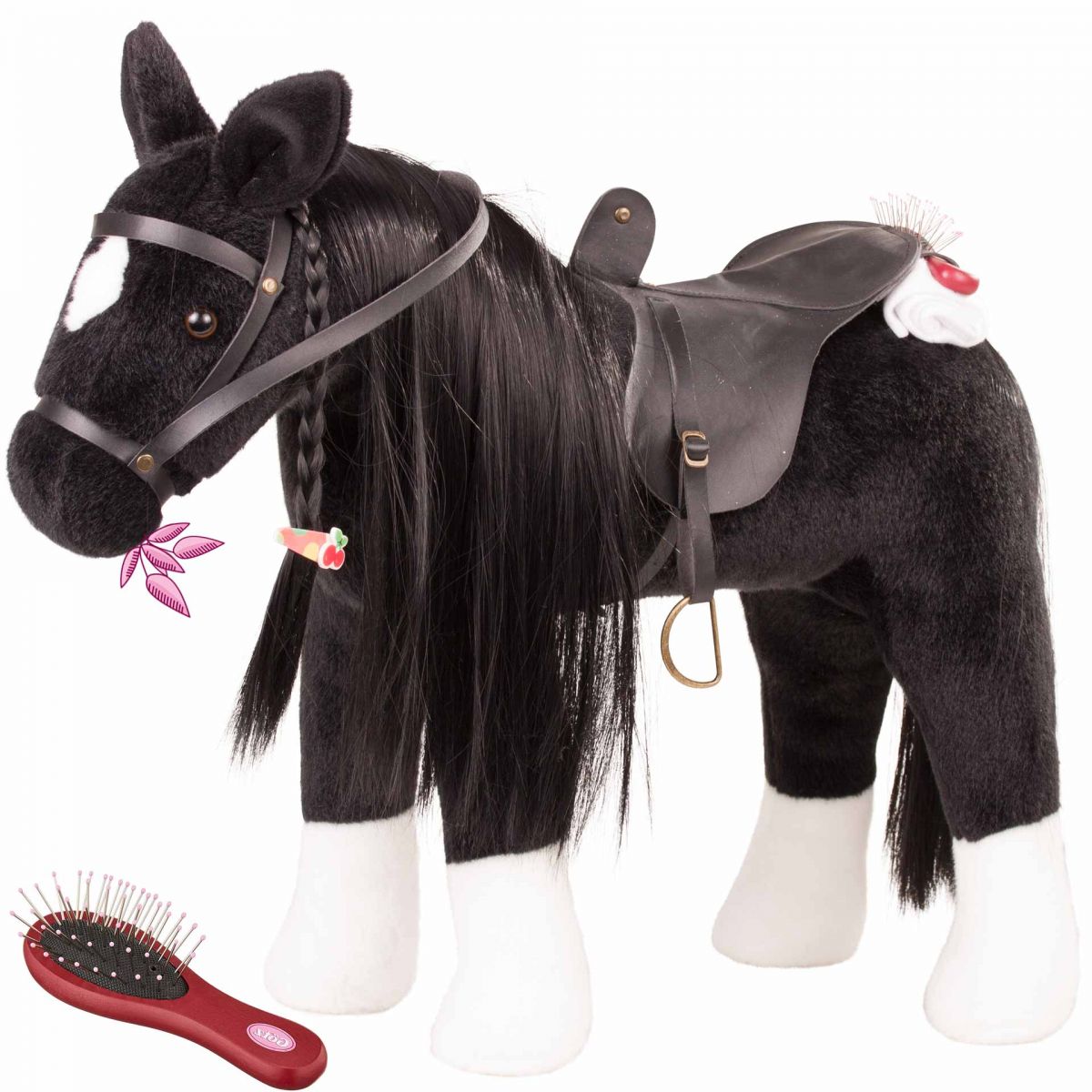 Plüschpferd in Schwarz-Weiß mit Sattel, Bürste und geflochtener Mähne hält ein rosa Blatt im Maul.
