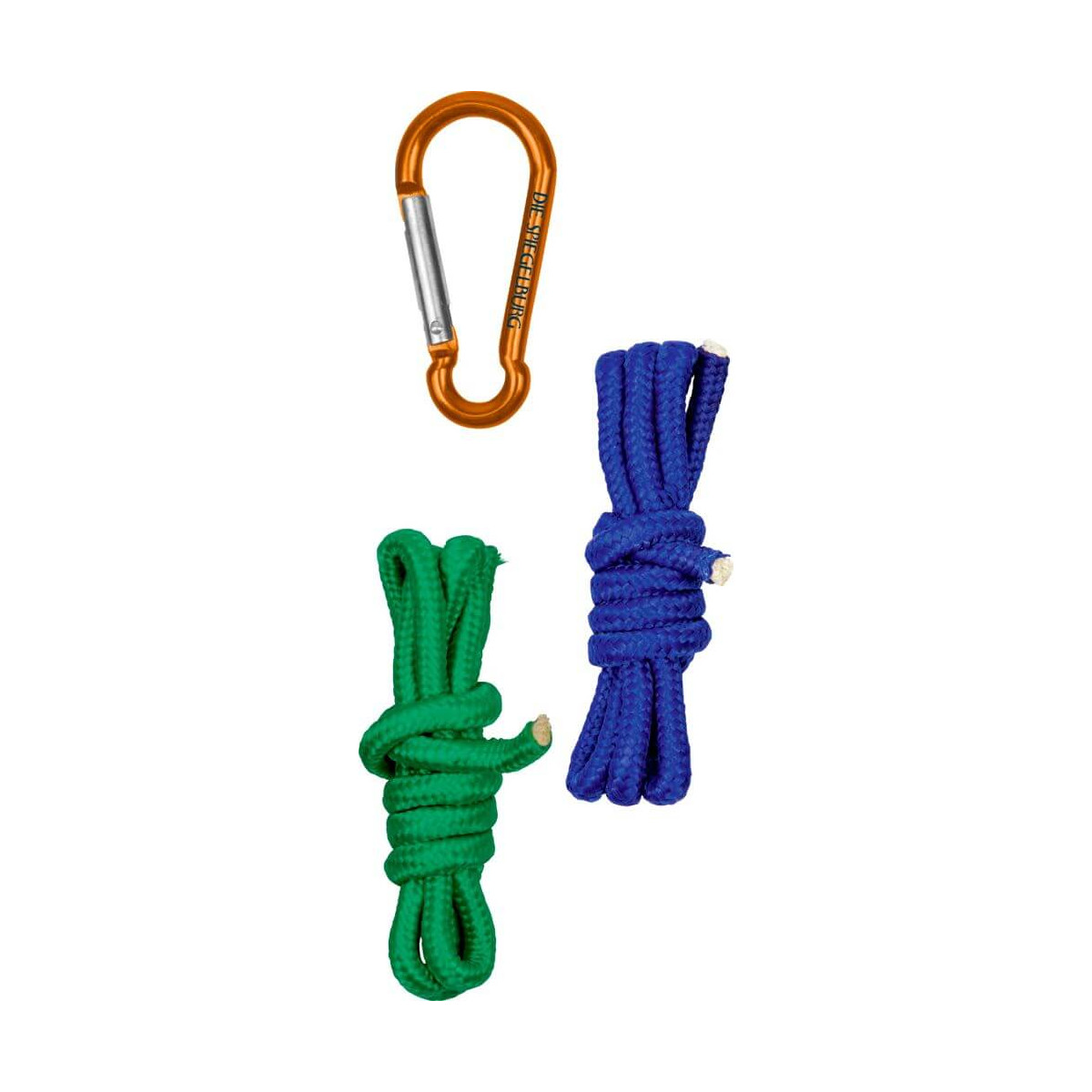 Ein oranger Karabiner liegt über aufgewickelten grünen und blauen Seilen auf weißem Hintergrund.