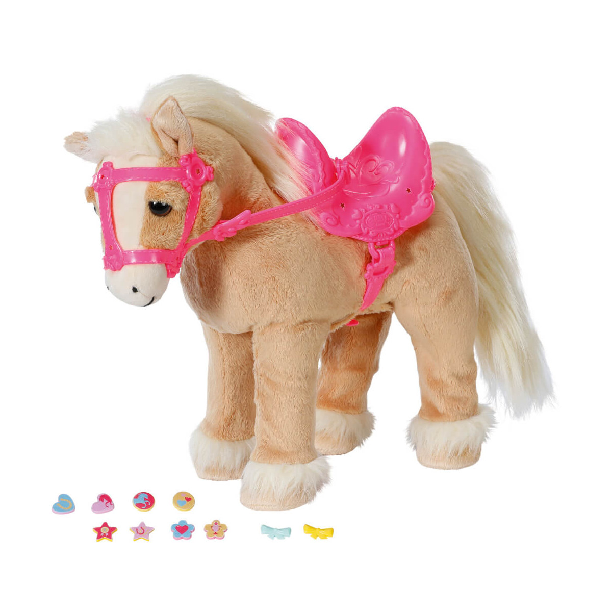 Plüschpferd mit rosa Sattel und Zaumzeug, dazu kleine bunte Accessoires im Vordergrund.