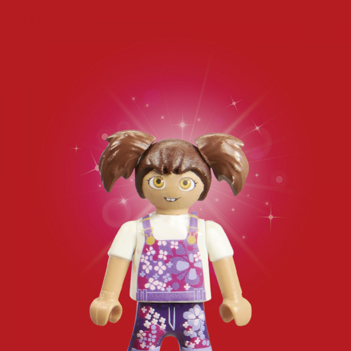 LEGO Mädchenfigur mit braunen Zöpfen und lila Blumen-Outfit steht vor rotem, leuchtendem Hintergrund.