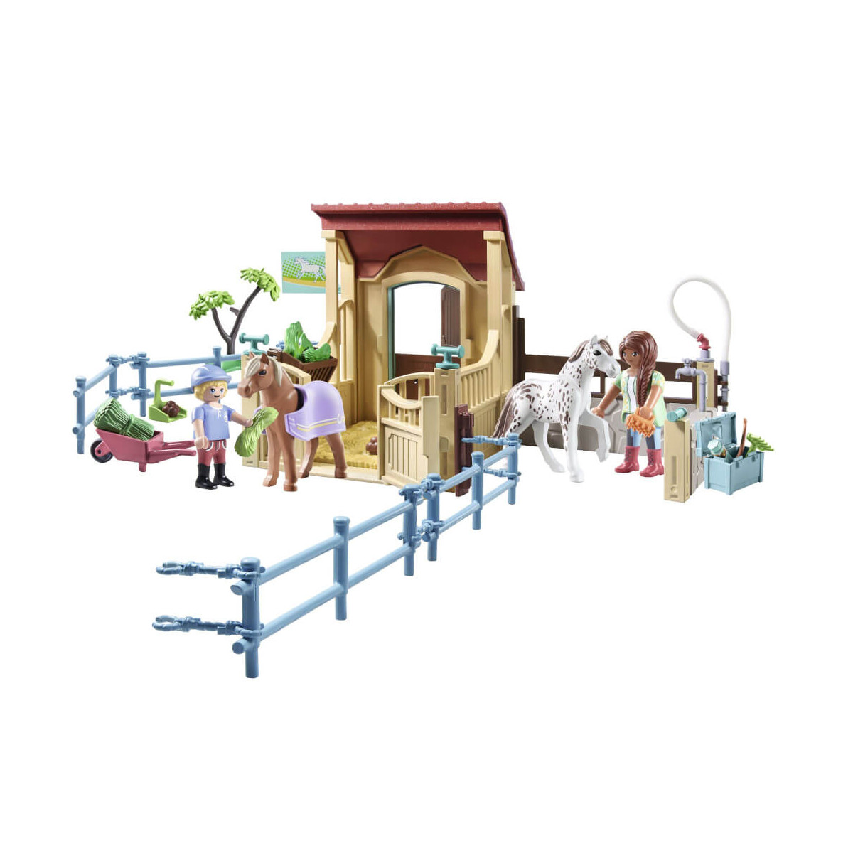 Spielset: Pferdestall mit zwei Figuren, zwei Pferden, Zäunen und Zubehör auf weißem Hintergrund.