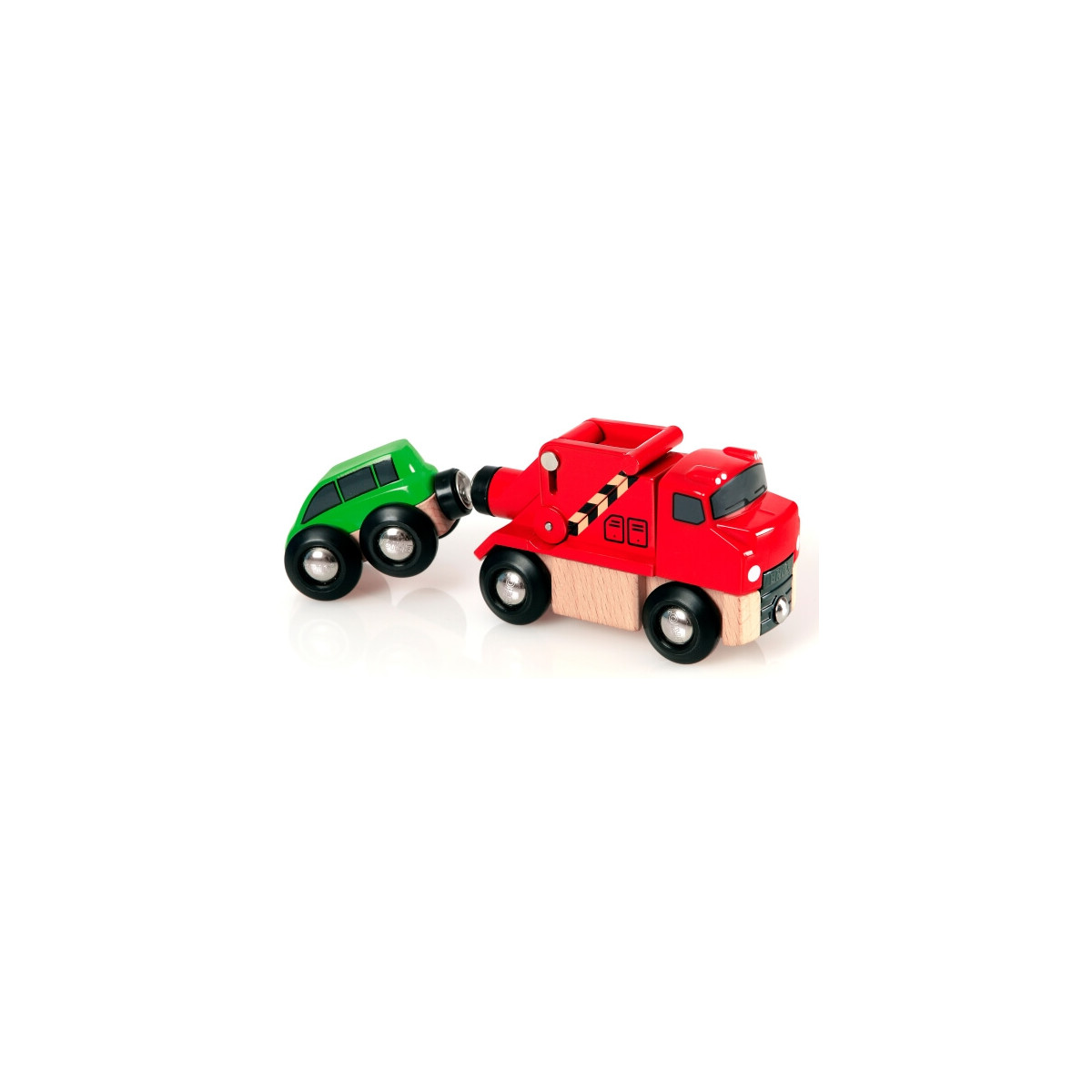 Ein rotes hölzernes Abschleppspielzeug zieht ein kleines grünes Auto vor weißem Hintergrund.