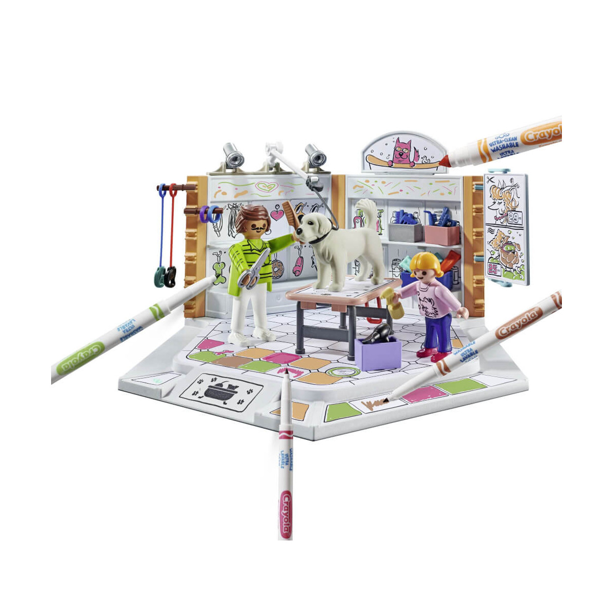 Spielset mit zwei Figuren, Hund, Malutensilien und sieben bunten Crayola-Markern zum Ausmalen von Szenen.