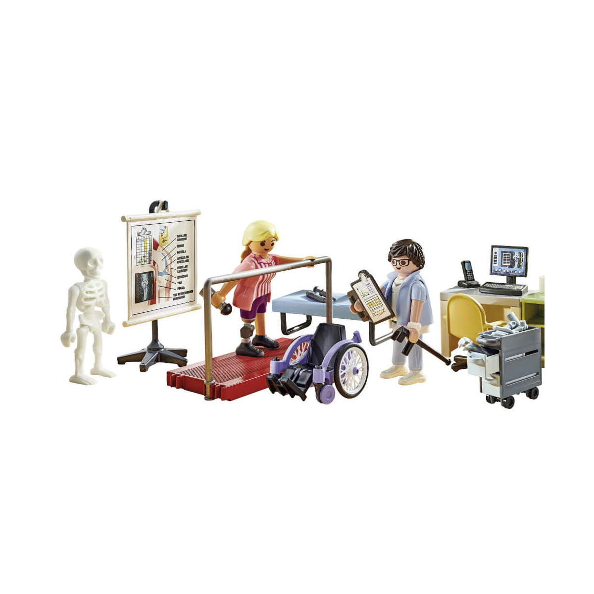 Spielzeugfiguren in einer Physiotherapiepraxis mit medizinischer Ausrüstung, Schaubildern und einem Rollstuhl.