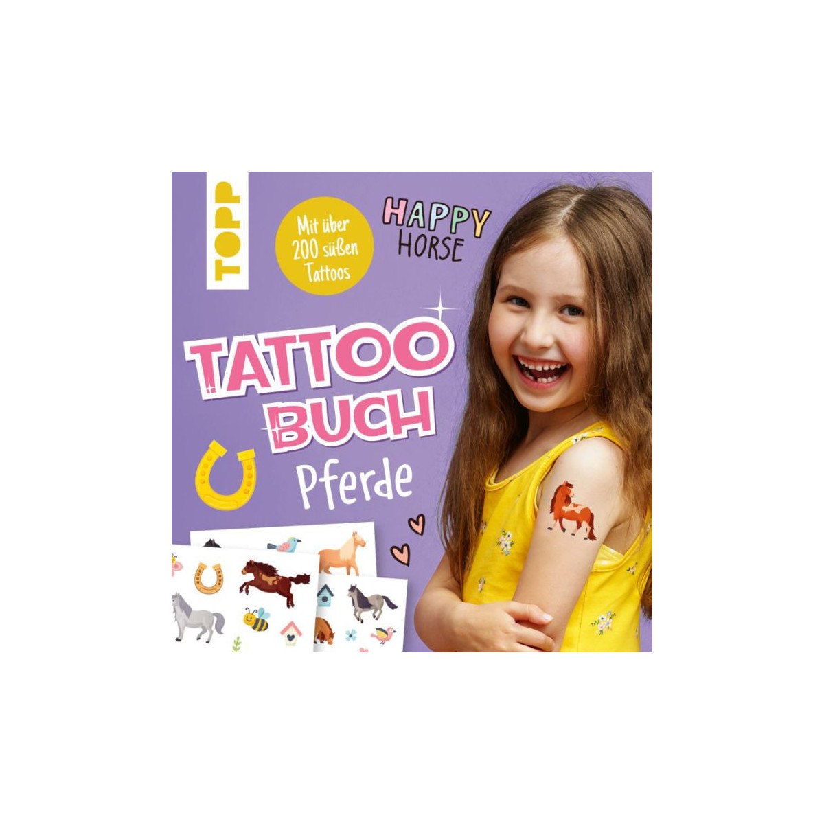 Lächelndes Mädchen mit Pferde-Tattoo am Arm neben deutschem Text und pferdebezogenen Klebetattoos.