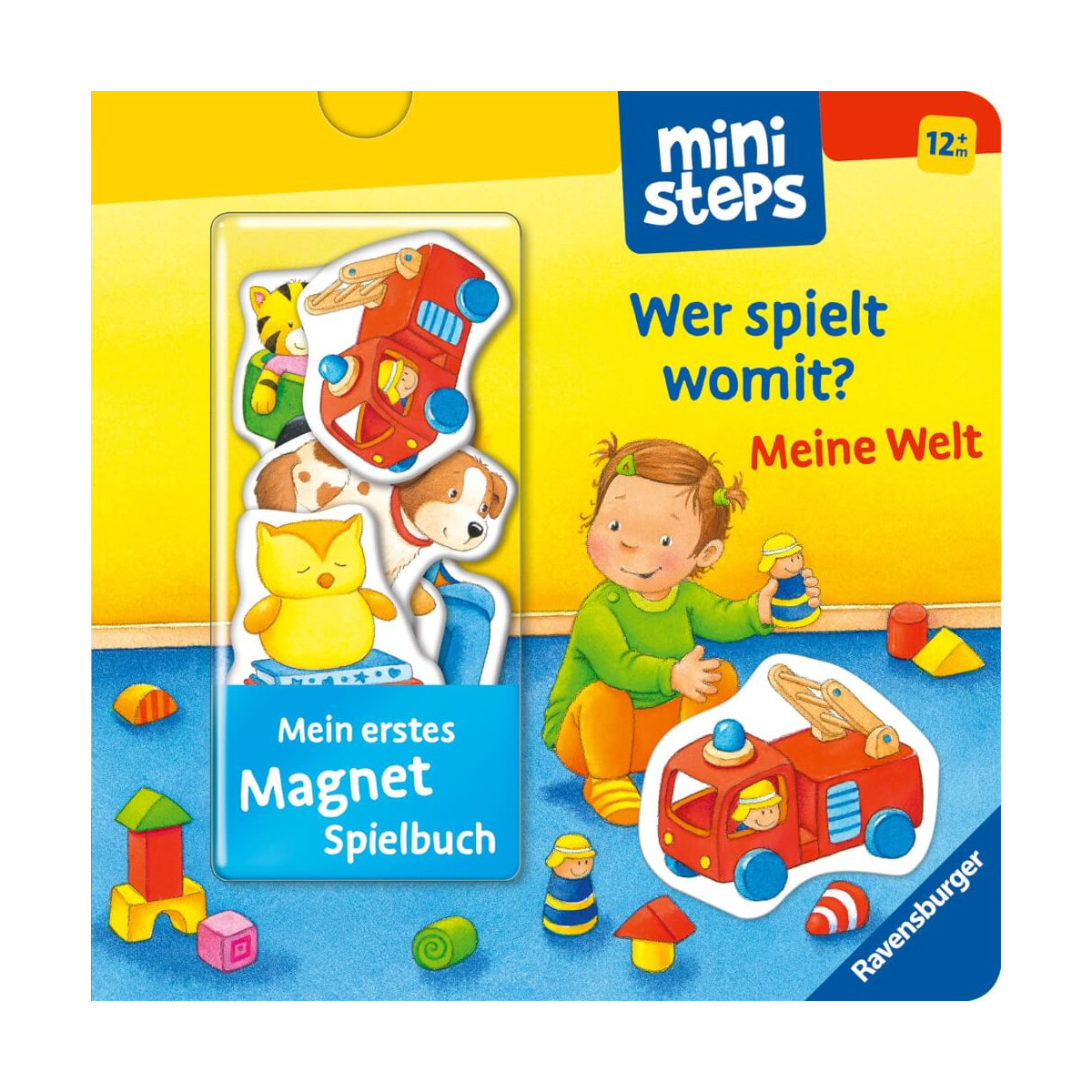Ein Kleinkind spielt mit Bauklötzen neben einem Spielzeugauto und Tiermagneten auf einem bunten Buchcover.