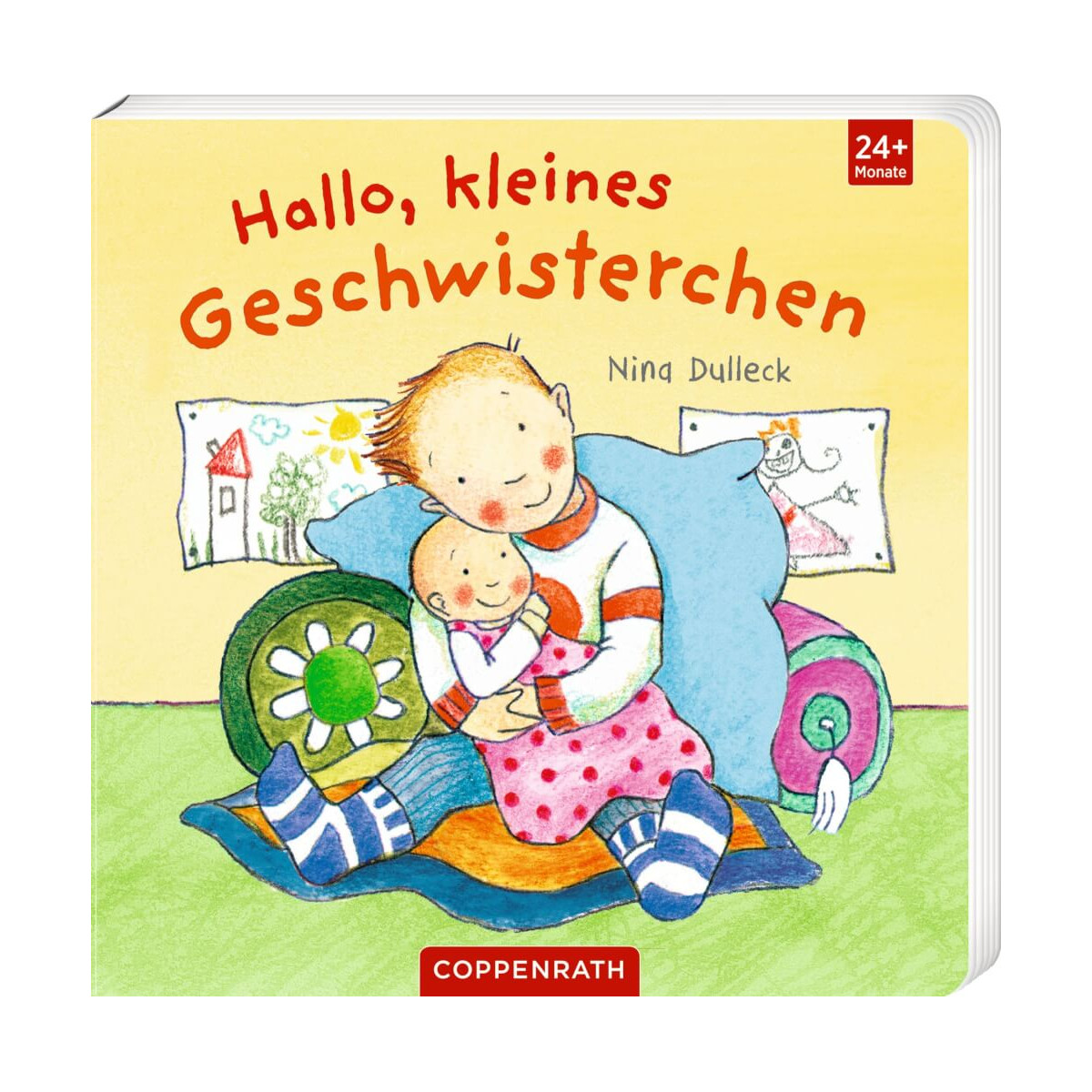 Buchcover: Älteres Kind umarmt Baby auf dem Sofa. Deutscher Titel: „Hallo, kleines Geschwisterchen“.
