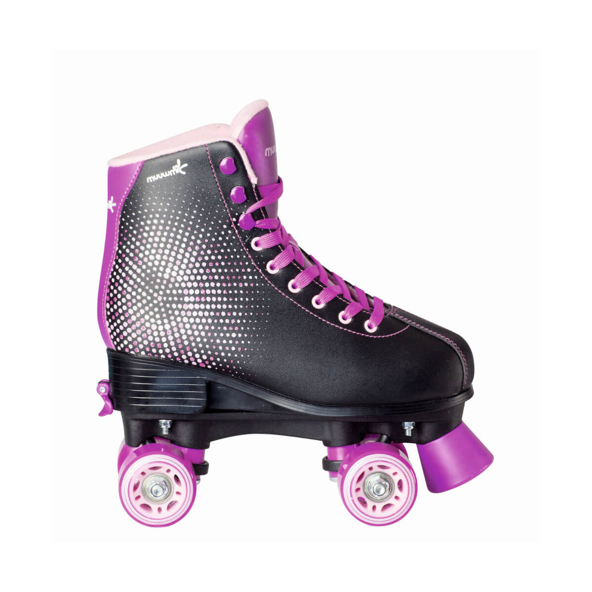 Ein schwarz-lila Rollschuh mit pinken Schnürsenkeln und vier Rollen wird vor weißem Hintergrund gezeigt.