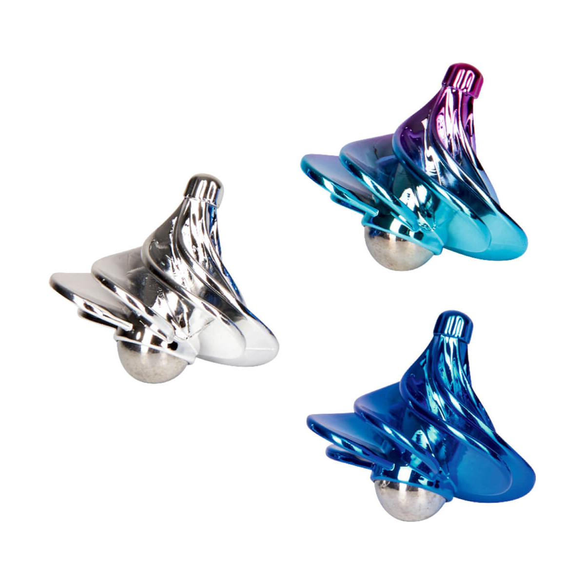 Drei glänzende Kreisel in Silber, Blau und Lila mit Spiralmuster auf weißem Hintergrund.