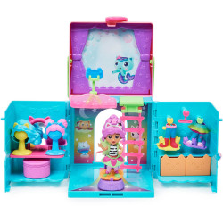 Buntes Puppenhaus-Spielset mit kleiner Puppe, Möbeln und Tieren im aufklappbaren Koffer arrangiert.