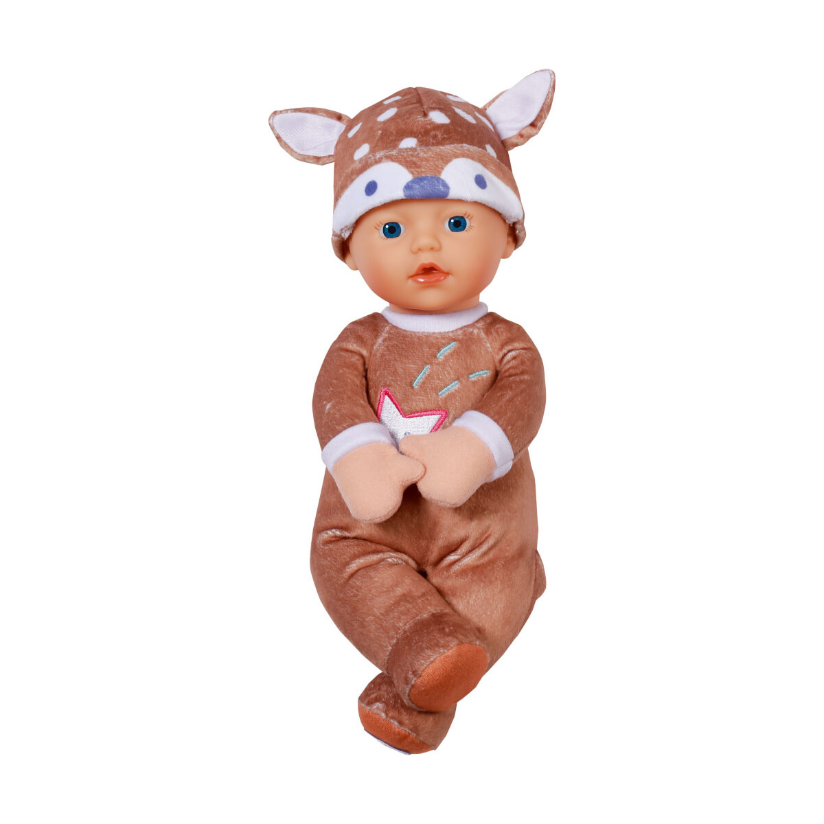Babypuppe im braunen Reh-Strampler mit passenden Ohren sitzt aufrecht vor weißem Hintergrund.