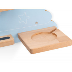 Holztablett mit runder Vertiefung auf hellblauem Hintergrund mit weißen Sternumrissen.