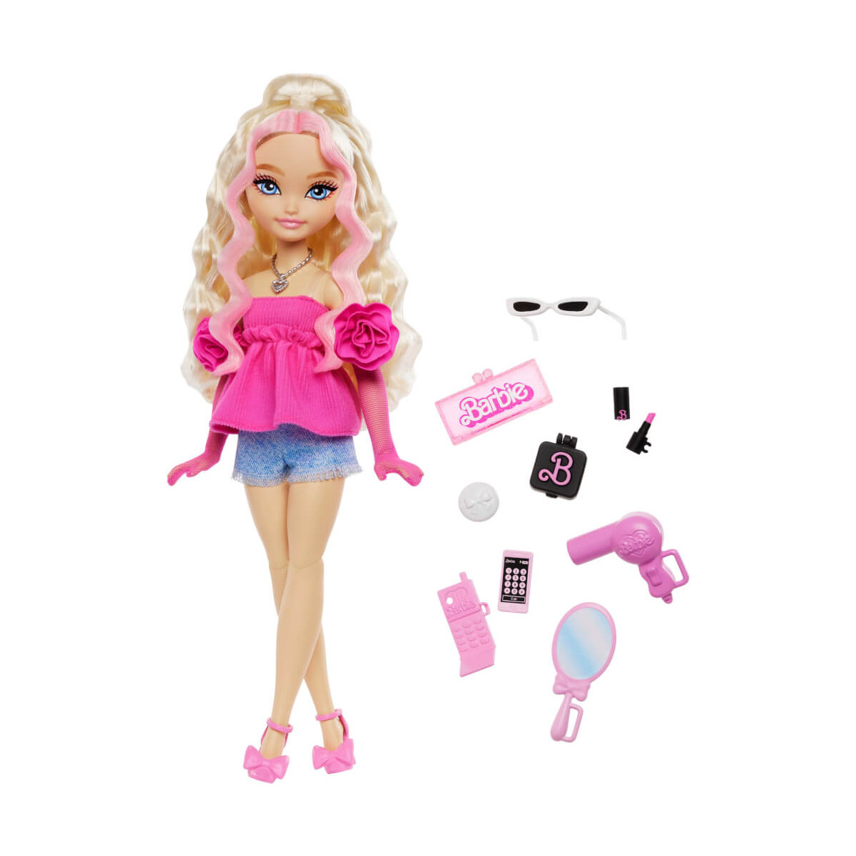Blonde Puppe im pinken Top und Jeans-Shorts mit Accessoires auf weißem Hintergrund.