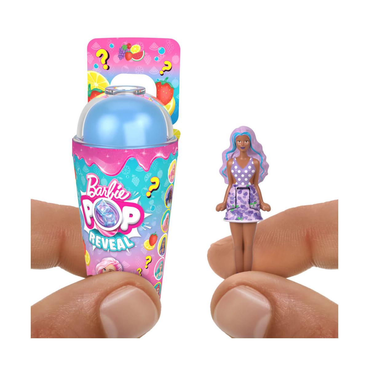 Eine Hand hält ein Barbie Pop Reveal-Spielzeug, daneben hält eine andere Hand eine kleine Barbie-Puppe.