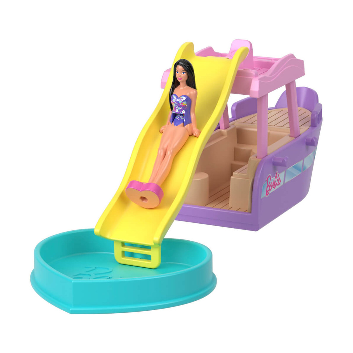 Barbie auf gelber Rutsche, die an einem pink-lila Spielboot mit kleinem blauen Pool am Ende befestigt ist.