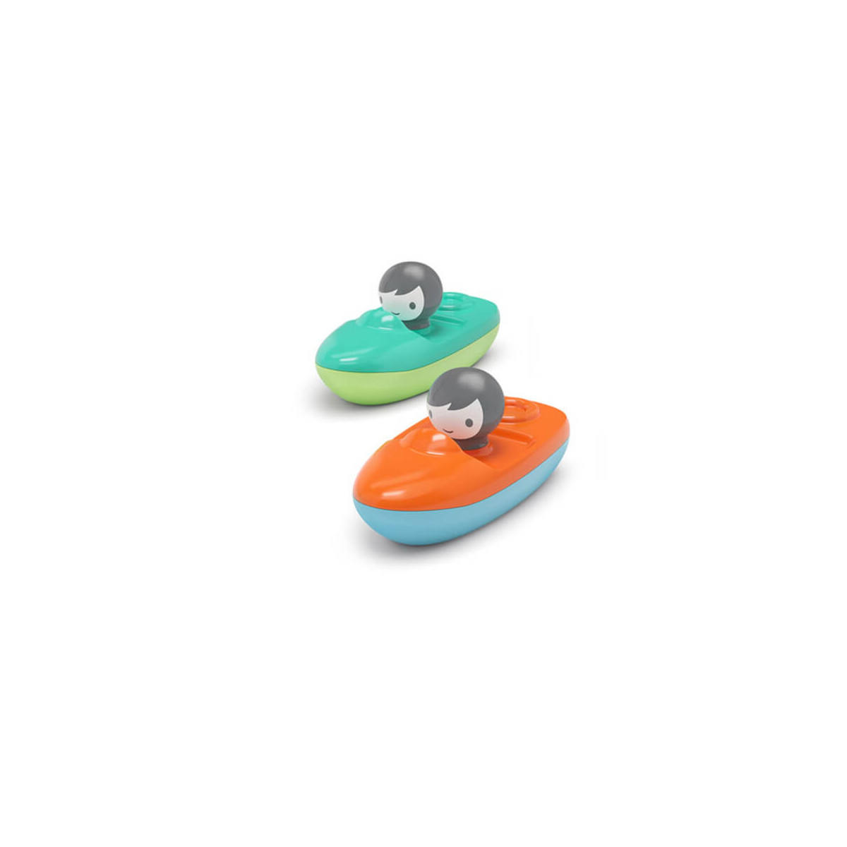 Zwei Spielzeugboote, orange und grün, mit je einer kleinen Figur darin, stehen vor weißem Hintergrund.