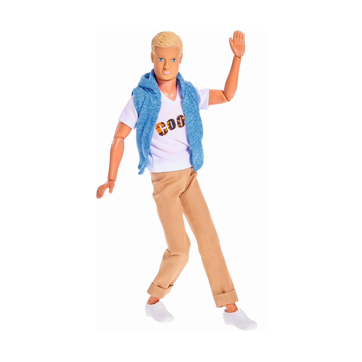Blonde männliche Puppe mit hellen Hosen, weißen Schuhen, coolem Shirt und blauer Weste hebt eine Hand.