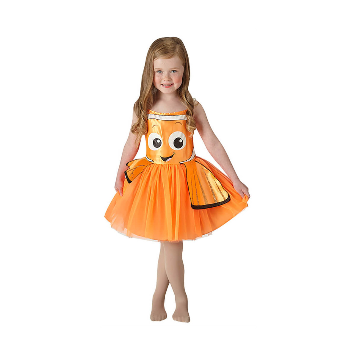 Junges Mädchen lächelt in orangefarbenem Kleid mit Fischmotiv, Cartoon-Gesicht und Flossen-Details.