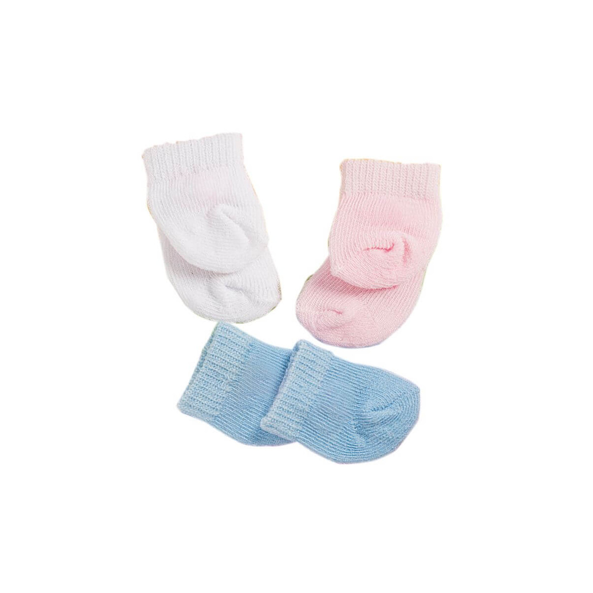 Drei Paar Babysocken in Weiß, Pink und Blau liegen halbkreisförmig auf weißem Hintergrund.