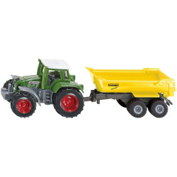 img_0:Grüner Spielzeugtraktor mit roten Rädern zieht gelben Anhänger auf weißem Hintergrund.