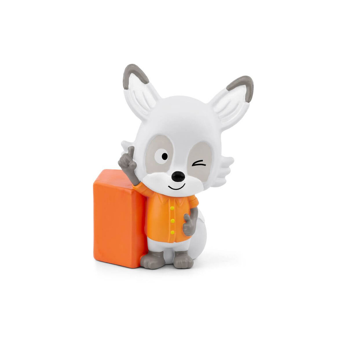 Spielzeugfuchs im orangen Shirt zwinkert und zeigt zwei Finger neben einem orangefarbenen rechteckigen Block.