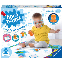 Baby spielt begeistert auf der Aqua Doodle Matte mit Meeresmotiven, trägt Schwimmbrille und hält ein orangefarbenes Spielzeug.