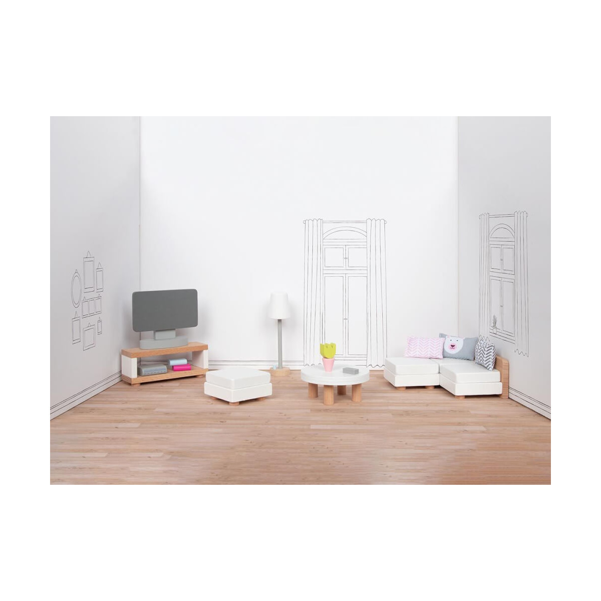 Modernes Puppenhaus-Wohnzimmer mit weißen Möbeln, Holzfußboden, TV und gezeichneten Fensterdesigns an der Wand.