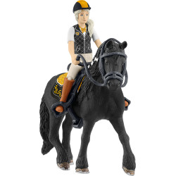 Mädchenfigur in Reitkleidung sitzt auf schwarzem Pferd mit gelber Satteldecke.