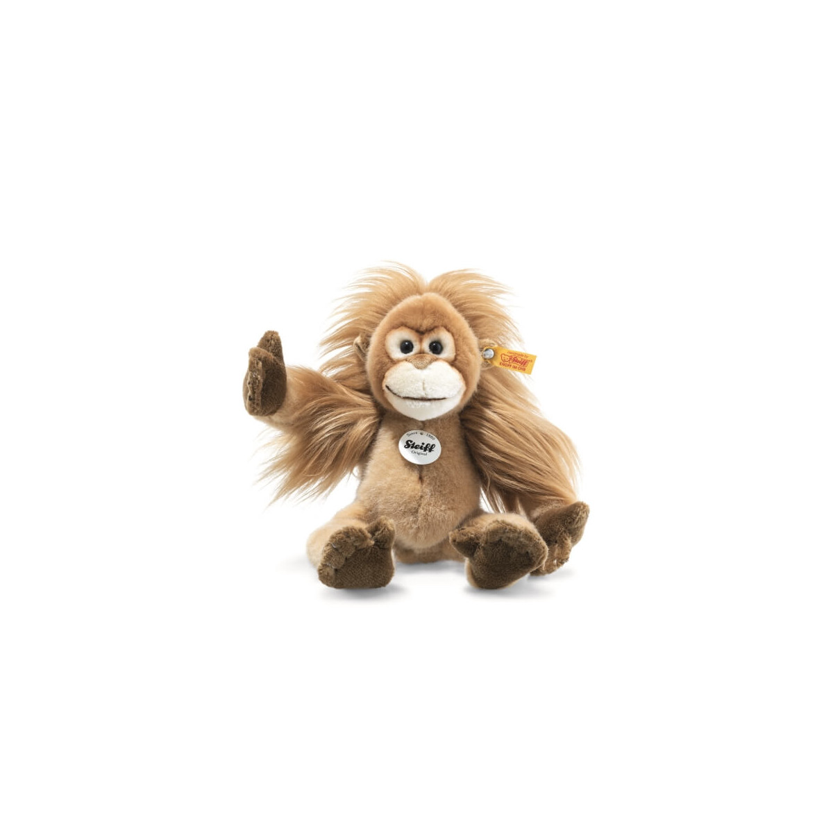 Braunes Plüsch-Orang-Utan-Spielzeug mit langem Fell sitzt und hebt einen Arm, vor weißem Hintergrund.