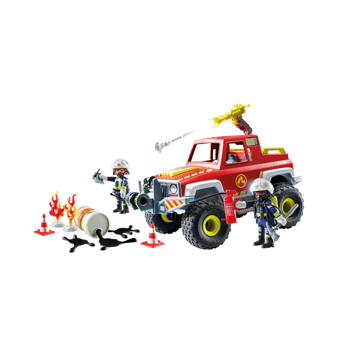 Zwei Spielzeug-Feuerwehrmänner und ein rotes Feuerwehrauto mit Flammen, Leitkegeln und umgestürztem Fass.