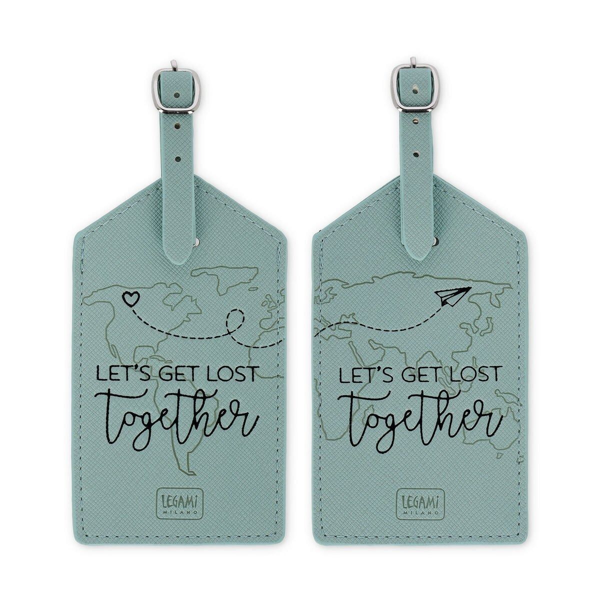 Zwei türkisfarbene Kofferanhänger mit Karte, Verzierungen und dem Schriftzug „Lets get lost together“ in Schwarz.