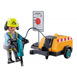Playmobil-Bauarbeiter mit Helm und Presslufthammer steht neben Anhänger und Baustellenschild.
