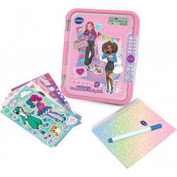 Elektronisches rosa Tagebuch mit Tastenfeld, bunten Stickern, Farbverlauf-Notizbuch und blauem Stift auf Weiß.