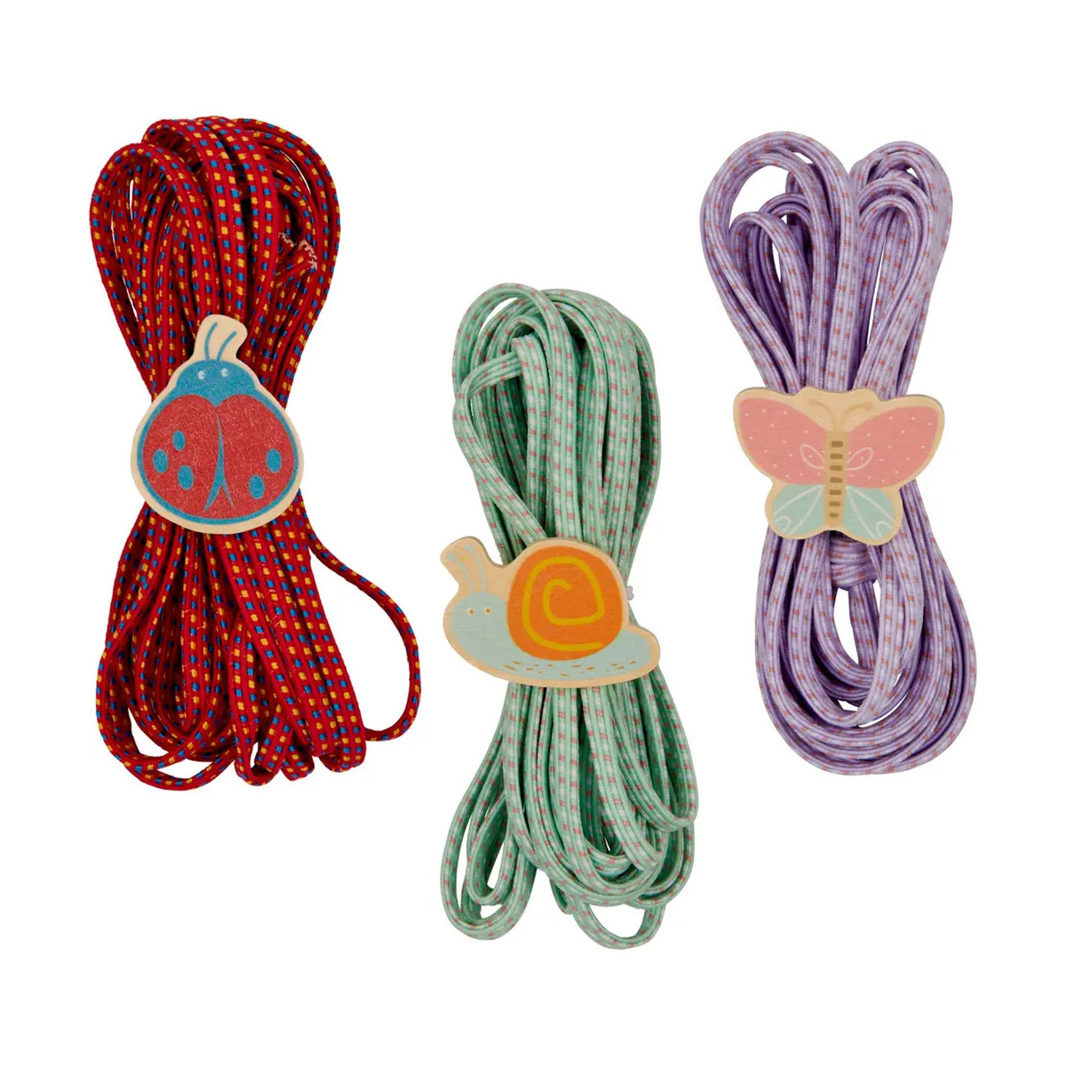 Drei bunte Springseile mit Holzgriffen in Tierform: Marienkäfer, Schnecke und Schmetterling.