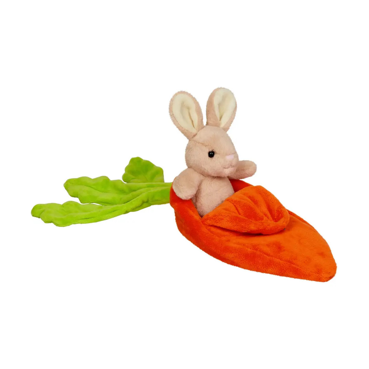 Plüschhase sitzt in einer weichen, orangefarbenen Karottenhülle mit grünem Blätterabschluss.