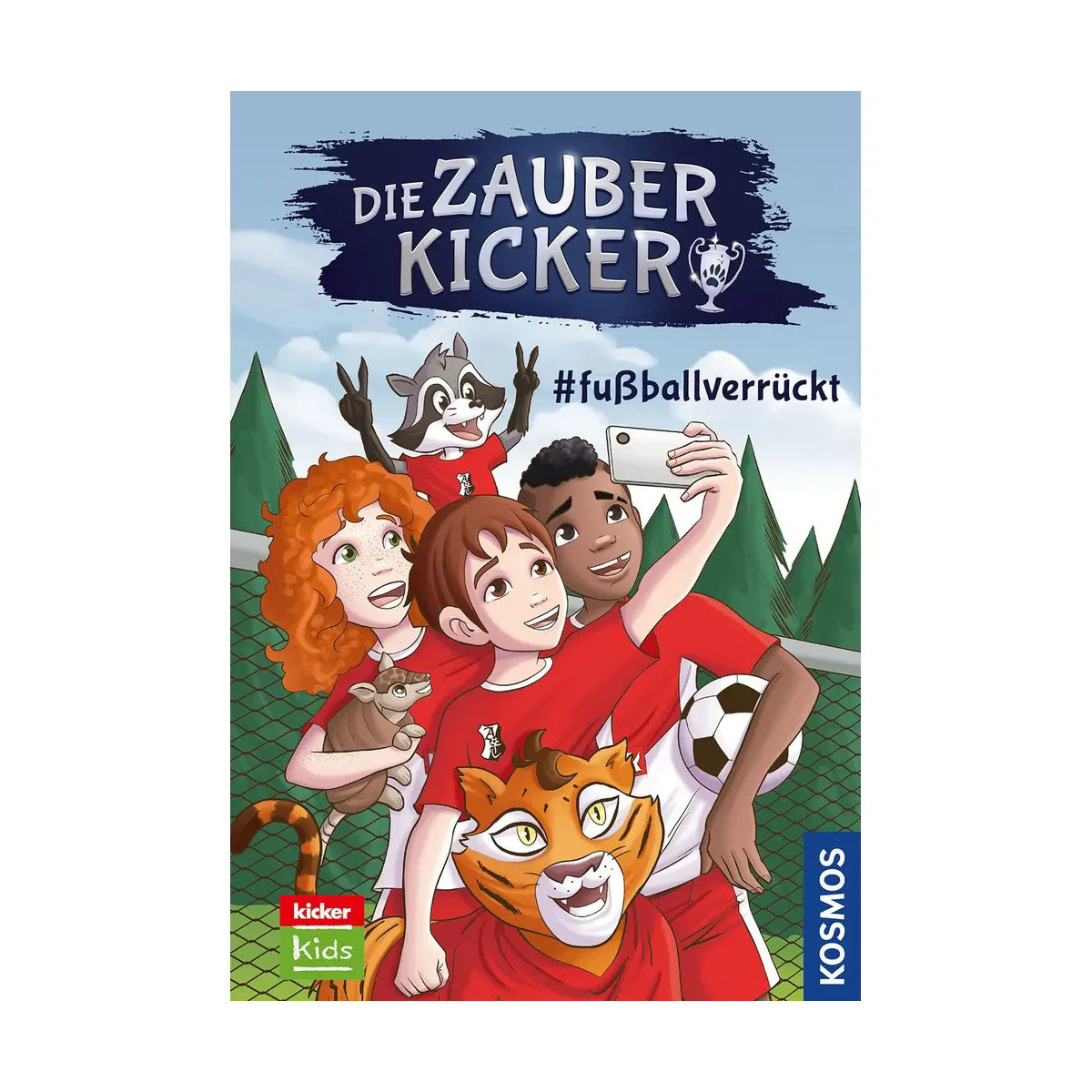 Vier Kinder und zwei Tiere machen ein Selfie auf dem Fußballplatz. Text: Die Zauberkicker #fußballverrückt.