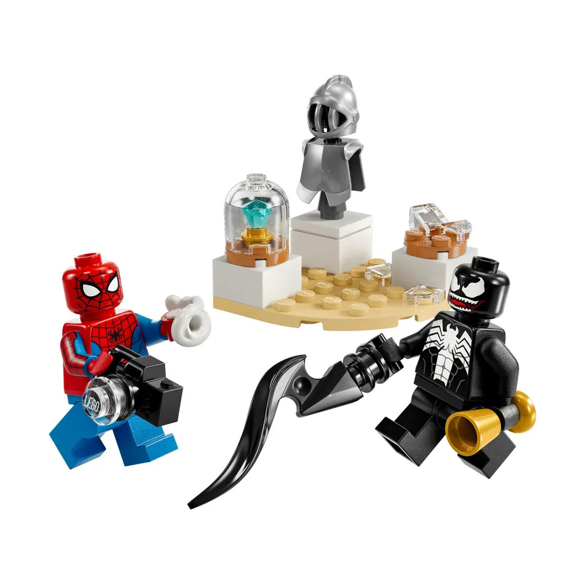 Spider-Man und Venom LEGO-Minifiguren kämpfen bei Museums-Exponaten, darunter Artefakte und eine Ritterstatue.