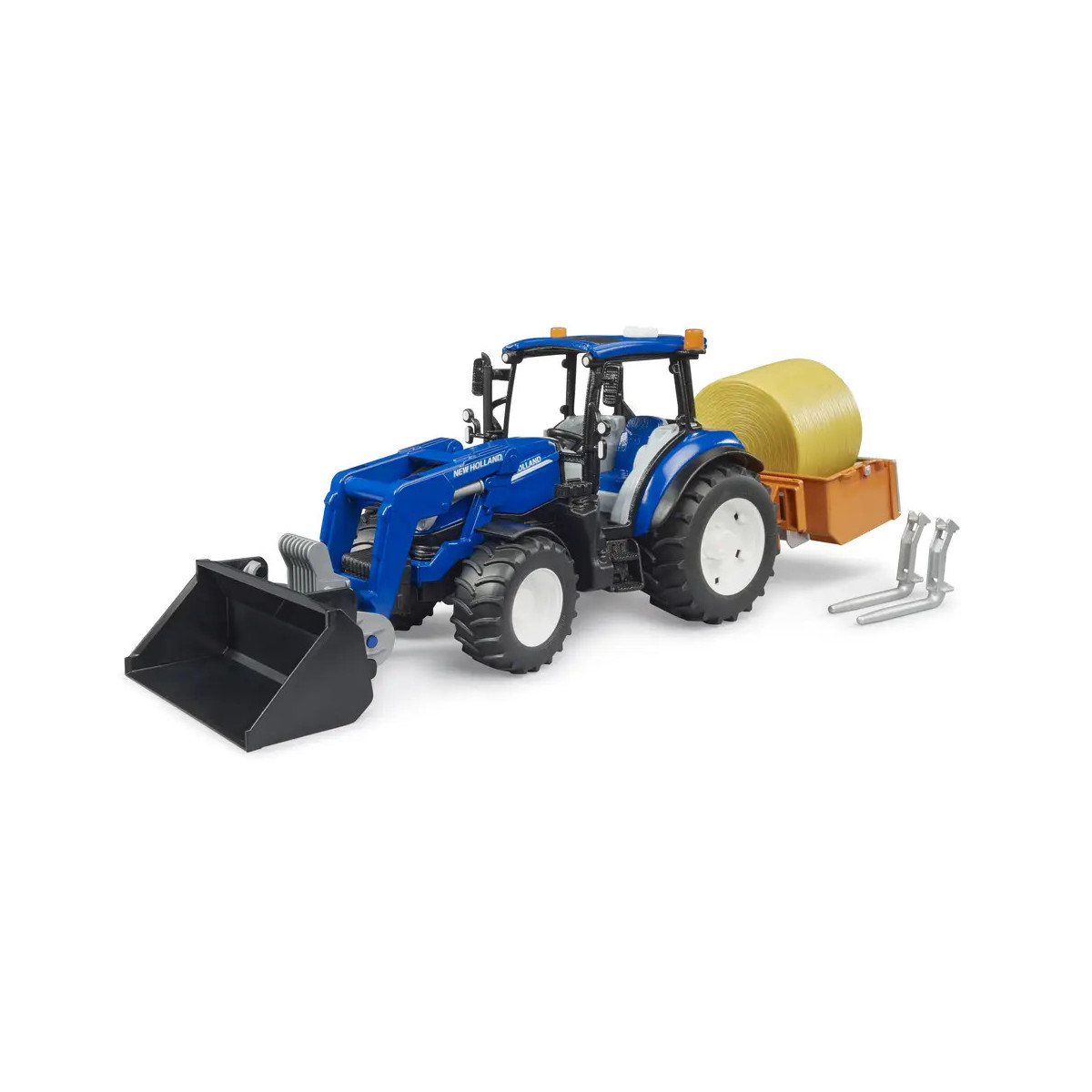 Blauer Spielzeugtraktor mit Frontlader und gelbem Heuballenanhänger vor weißem Hintergrund.