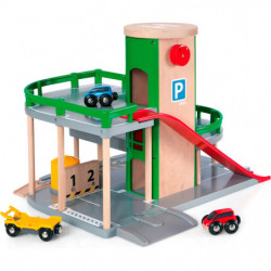 Holz-Spielzeugparkhaus mit Rampe, zwei Autos darauf und zwei weitere Fahrzeuge daneben.