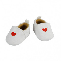 Weiße Babyschuhe mit roten Herzmotiven auf der Vorderseite vor weißem Hintergrund.