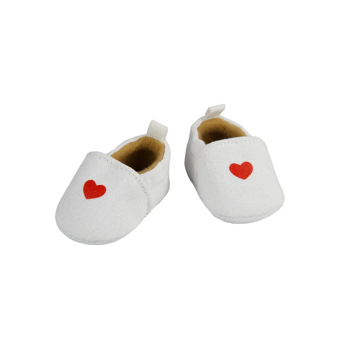 Weiße Babyschuhe mit roten Herzmotiven auf der Vorderseite vor weißem Hintergrund.