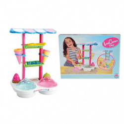 Lächelndes Mädchen hält zwei mit Sand gefüllte Spielzeugeiswaffen, eine rosa und eine gelb.